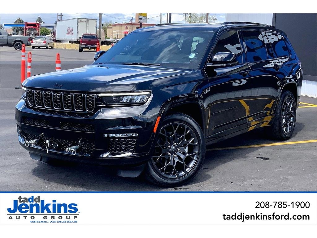 2025 Jeep Grand Cherokee L Summit Reserve in Diamond Black Crystal Pearlcoat — front three-quarter view