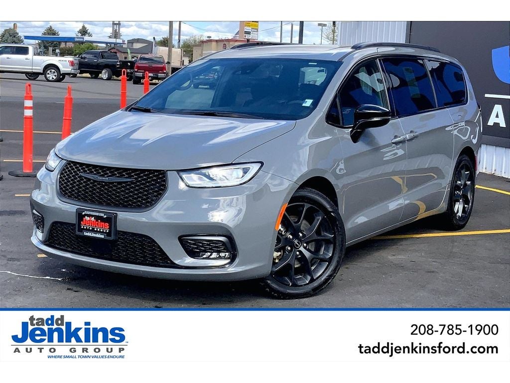 2025 Chrysler Pacifica Limited in Ceramic Gray Clearcoat — front three-quarter view