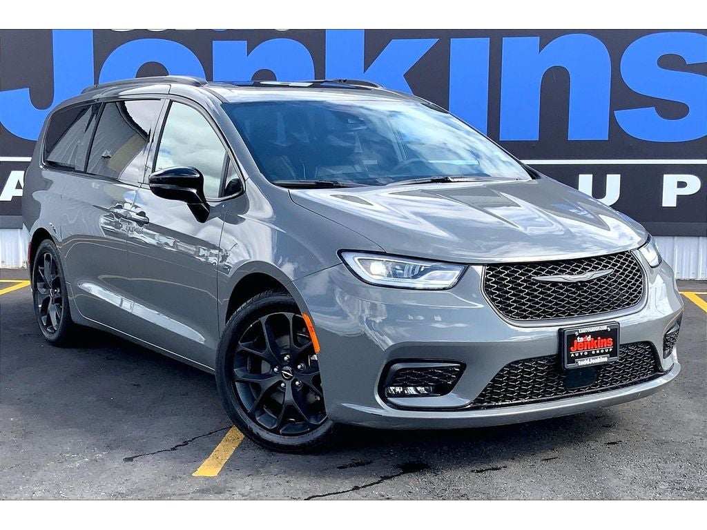 2025 Chrysler Pacifica — side profile view