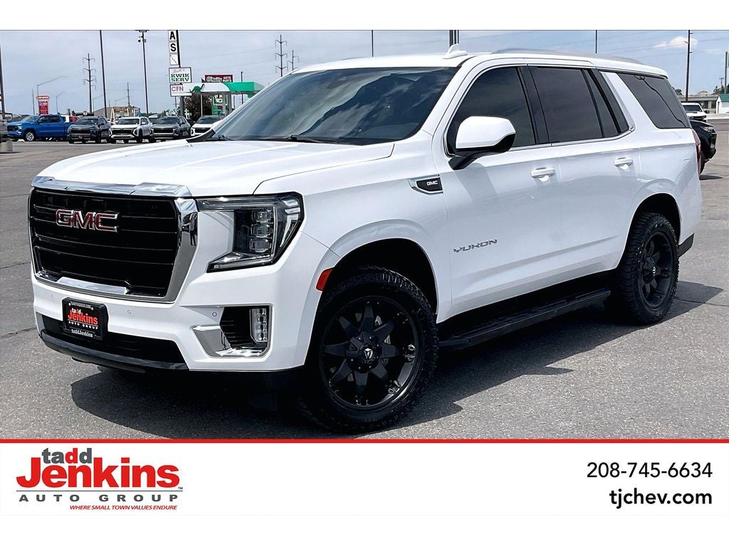 2022 GMC Yukon SLE in Summit White — front three-quarter view